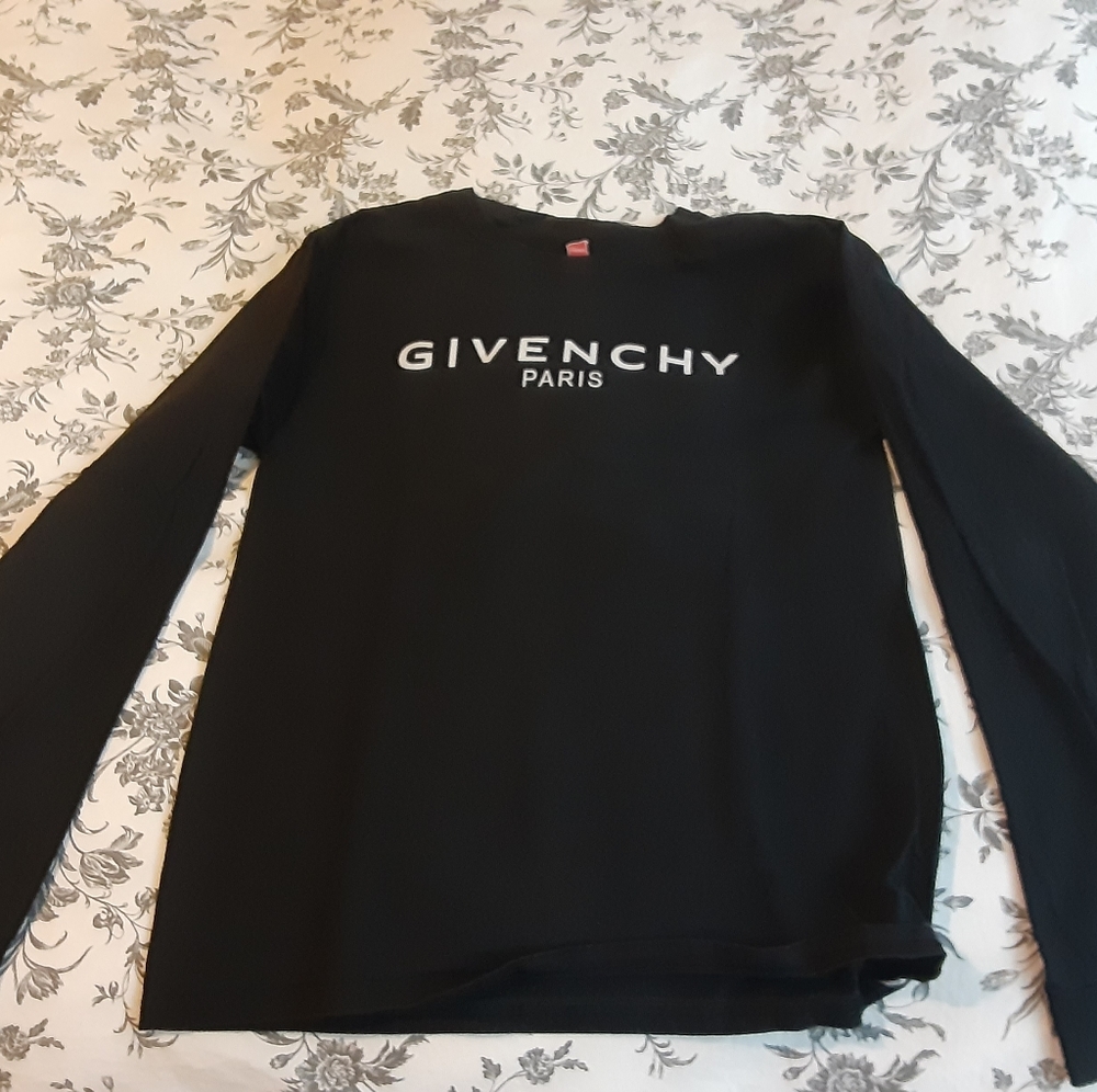 Givenchy longsleeve T-Shirt.